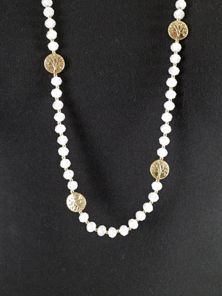 OFF#DLY Glasperlen Kette / Münze: Eine Halskette aus goldenen und weißen Perlen mit goldfarbenen Medaillons, Länge 60+4 cm, aus hochglanzbeschichtetem Kupfer und Glas.