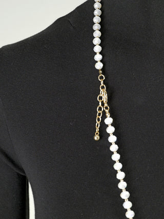OFF#DLY Glasperlen Kette / Münze präsentiert auf einer Schaufensterpuppe, mit goldbeschichteten Glasperlen und Münzanhänger, Länge 60 + 4 cm, zeigt elegante Handwerkskunst.