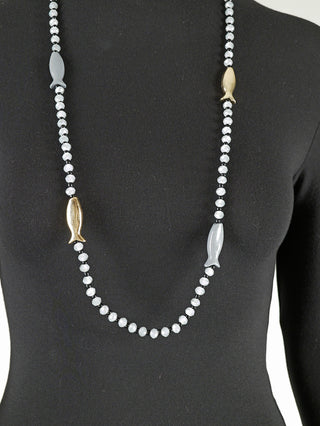 OFF#DLY Glasperlenkette Fish grey/black, präsentiert auf einem Mannequin. Die Kette besteht aus glänzenden Glas- und Kunststoffperlen und einer kupferhochglanzbeschichteten Kette, Länge 60+4 cm.