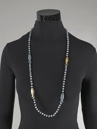 OFF#DLY Glasperlenkette Fish grey/black: Lange Halskette mit grauen facettierten Glasperlen und abwechselnden, gold- und graufarbenen fischförmigen Perlen, auf einem schwarzen Mannequin-Torso präsentiert.