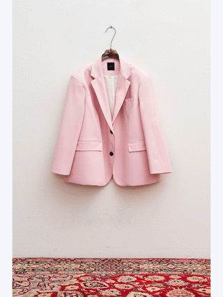 Lumina Blazer rose: Ein oversized Blazer in sanftem Rosé mit Reverskragen, Ein-Knopf-Schließung und Pattentaschen. Perfekt für Business und Freizeit, aus 100% Baumwolle gefertigt.