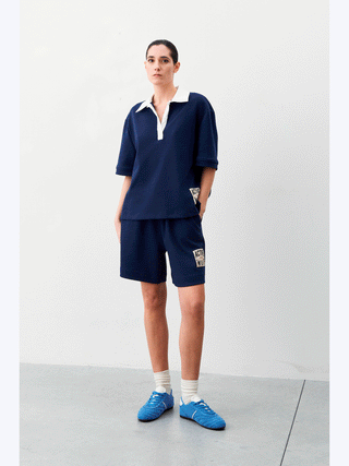 Lumina Activ Short blue: Eine Person trägt bequeme, blaue Active Shorts von Lumina mit elastischem Bund, kombiniert mit blauen Schuhen, ideal für sportliche und lässige Freizeit-Outfits.