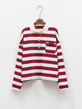 Lumina Stripe Polo bordeaux auf einem Kleiderbügel, rot-weiß gestreift, mit kurzem Kragen. Ideal für einen sportlich-eleganten Look aus weichem Baumwollmix.