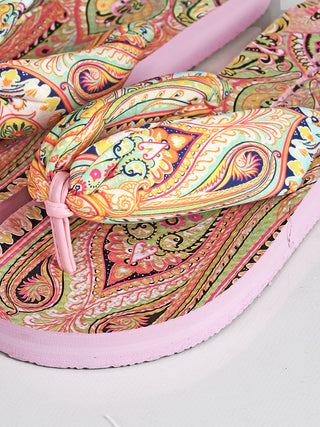Mooílo Paisley Steffi Flip Flop: Farbenfrohe, gemusterte Flipflops mit orientalischem Paisley-Design, gepolsterten Riemen und ergonomischer Passform für maximalen Komfort. Ideal für Sommer und Reisen.