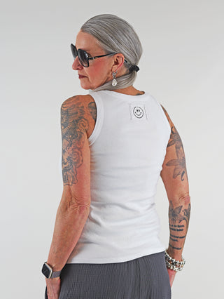 OFF#DLY Top Neve white: Lässiges Baumwoll-Tanktop mit sportlichem Rundhalsausschnitt und einem Smiley-Patch auf der Rückseite, ideal für sommerliche Outfits. Einheitsgröße, bis Größe 40 tragbar.