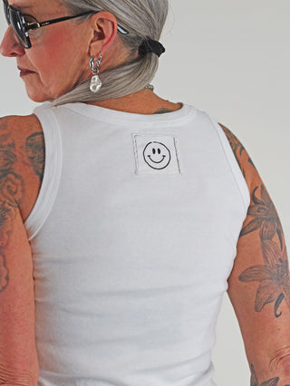 OFF#DLY Top Neve white: Baumwoll-Tanktop mit Smiley-Patch auf der Rückseite, sportlichem Rundhalsausschnitt und lässigem Schnitt, ideal für sommerliche Kombinationen bis Größe 40.