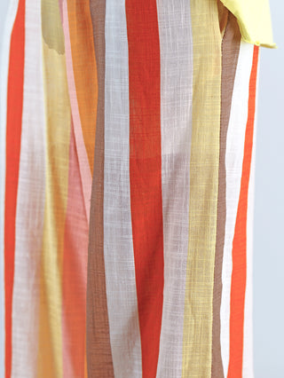 Nahaufnahme der OFF#DLY Leinenhose Duffy multicolor mit breiten, fließenden Beinen und elastischem Bund, akzentuiert durch farbenfrohe Streifen, die sommerliche Eleganz und Komfort vermitteln.