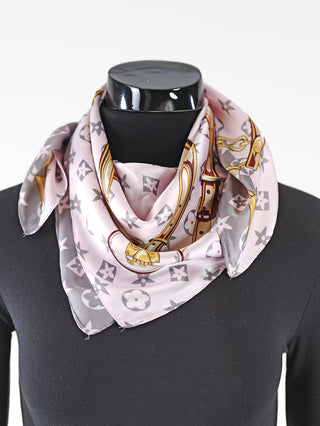 OFF#DLY Tuch grey/rose 70x70 cm Muster auf einer Schaufensterpuppe, zeigt ein elegantes Ketten- und Schnallenprint auf Grau-Rosé, präsentiert als luxuriöses Modeaccessoire.