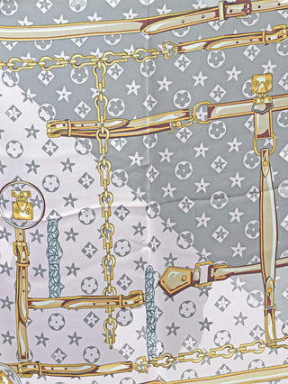 OFF#DLY Tuch grey/rose 70x70 cm Muster mit Ketten- und Schnallenprint, luxuriös und vielseitig. Kombiniert zartes Grau-Rosé mit goldfarbenem Muster auf einem hochwertigen Materialmix aus Viskose und Seide.