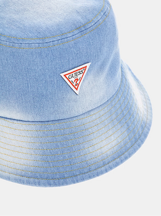 Nahaufnahme des Guess Fischerhut DEN aus Baumwoll-Denim mit prominentem Logo-Dreieck auf der Vorderseite; modischer Fischerhut als vielseitiges Accessoire für stilbewusste Träger.