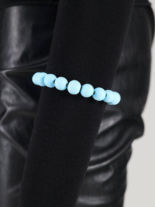 OFF#DLY Kugelarmband lightblue mit blauen Holzperlen auf schwarzem Untergrund, elastisches Band für flexiblen Sitz, ideal als modisches Statement-Accessoire.