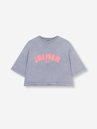 ALIX The Label Tee in hellgrau, ein Shirt mit rosa Schriftzug auf der Vorderseite. Hergestellt aus 100% Baumwolle, bietet es einen bequemen und stilvollen Look. Pflegeleicht bei 30° waschbar.