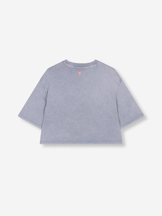 ALIX The Label Tee in Hellgrau mit einem pinken Dreieck auf der Vorderseite. Hergestellt aus 100% Baumwolle, ideal für den Alltag.