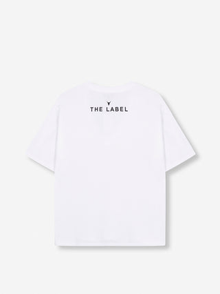 ALIX V Neck Tee soft white: Weißes Oversize-T-Shirt mit V-Ausschnitt und schwarzem „THE LABEL“-Schriftzug hinten, aus 80% Baumwolle, 20% Polyester, für einen lässigen, modernen Look.