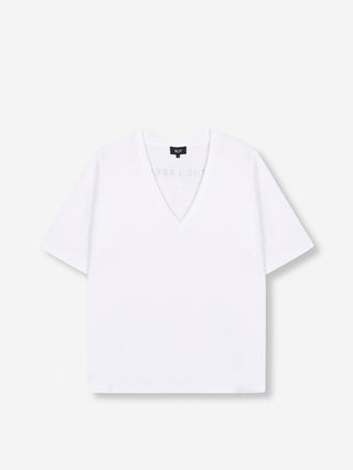 ALIX V Neck Tee soft white, ein weißes Oversize-T-Shirt mit tiefem V-Ausschnitt und kleinem THE LABEL Schriftzug auf dem Rücken, aus weichem Baumwoll-Polyester-Mix.