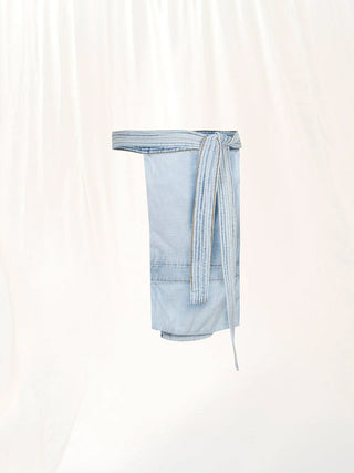 #VDR Gürteltasche denim mit breitem Bindegürtel, auffälligen Patches und aufgesetzten Taschen, ideal als stilvolles Accessoire für Festivals oder City-Trips.