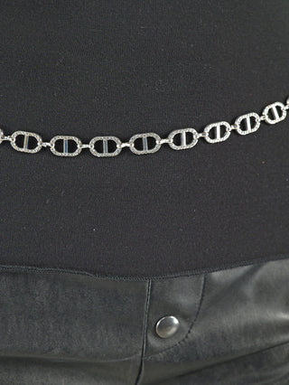 Nahaufnahme des OFF#DLY Kettengürtel CD silber, einem modischen Accessoire aus 100 % nickelfreiem Metall mit einem silbernen Kettendesign und einer Länge von 70 cm plus 40 cm Verlängerung.