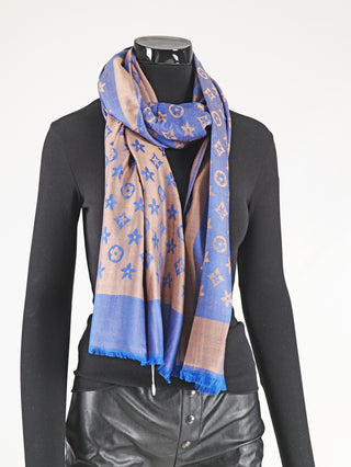 Mannequin trägt den OFF#DLY Schal Colette blue mit dezentem Muster und Fransen, luxuriös und elegant aus 80 % Viskose, 20 % Baumwolle, ideal als modisches Accessoire für vielseitige Outfits.