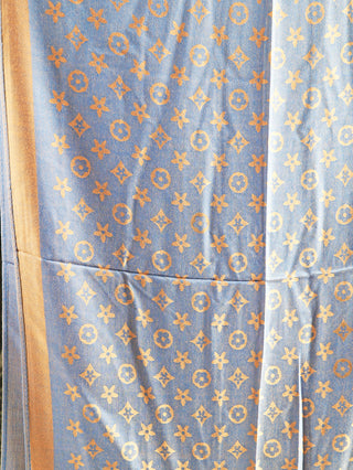 OFF#DLY Schal Colette blue: Luxuriöser blauer Schal mit dezentem Muster, feinen Fransen und edler Optik, gefertigt aus 80 % Viskose und 20 % Baumwolle, ideal für modisches Understatement.