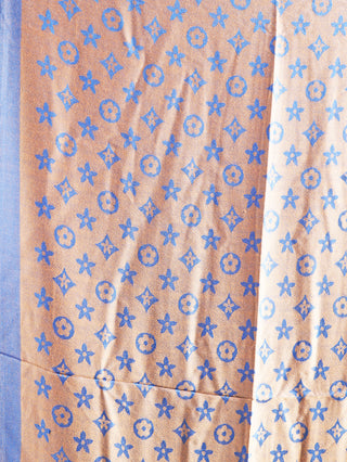 OFF#DLY Schal Colette blue: Detailaufnahme zeigt ein blaues, gemustertes Tuch mit feinen Fransen. Elegantes Design für vielseitige Kombinationen, aus weicher Viskose-Baumwoll-Mischung. Ideal für stilvolle Outfits.