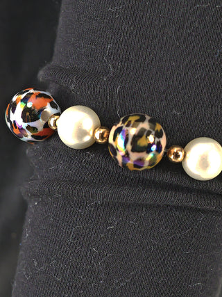 OFF#DLY Kugelarmband 15 mm multi Leo, ein modisches Armband mit leuchtenden Perlen im Leopardenmuster und weißen Kunstperlen, ideal als stilvolles Accessoire.