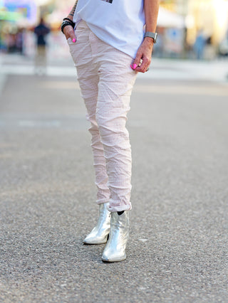 OFF#DLY Pant Erna rose: Feminin geschnittene Crinkle-Hose in softem Rosé mit dezentem Muster, elastischem Bund und praktischen Taschen, ideal für bequeme Alltags- und Urlaubslooks.
