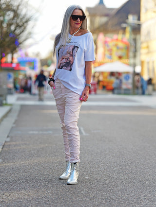 OFF#DLY Pant Erna rose: Crinkle-Hose in Rosé mit zartem Muster, elastischem Bund und Bindeband, praktische Taschen, gerade Passform, angenehm und feminin für vielseitige Looks. Ideal für Größen bis 42.