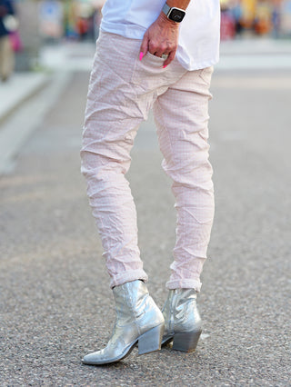 OFF#DLY Pant Erna rose: Roséfarbene Crinkle-Hose mit zartem Muster, elastischem Bund und Bindeband. Vordere und hintere Taschen, schmal geschnitten, für Damen bis Größe 42. Ideal für Alltag und Urlaub.