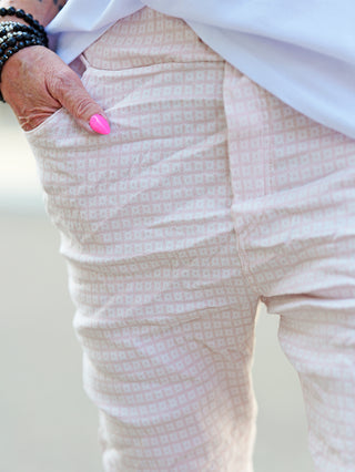 OFF#DLY Pant Erna rose: Crinkle-Hose in softem Rosé mit feinem Muster, elastischem Bund und Bindeband, praktische Taschen vorn und hinten, schmal geschnitten, ideal für Alltag und Urlaub.