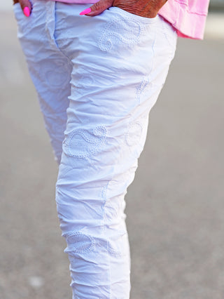 OFF#DLY Pant Ava white: Weiße Crinkle-Hose mit feiner Paisley-Stickerei, elastischem Bund und Bindeband, ideal für sommerliche Outfits. Perfekt kombiniert mit Bluse oder Shirt, alltagstauglich.