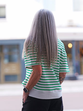 OFF#DLY Ringelsweat Monaco white/green: Eine Person trägt ein gestreiftes Damen Sweatshirt mit 3D-Schriftzug MONACO 64 FRANCE, passend für einen lässigen, sportlichen Look.