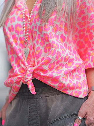 OFF#DLY Bluse Musselin Liora Leo pink, Nahaufnahme zeigt eine luftige Bluse mit modischem Leo-Muster, Hemdblusenkragen, Knopfleiste und überschnittenen Schultern, ideal für einen lässigen Sommerlook.