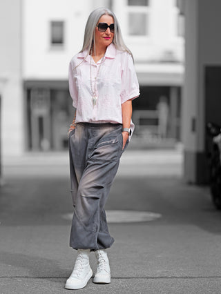 Die OFF#DLY Bluse Calista rosa zeigt florale Stickerei auf Baumwolle, mit klassischem Kragen, Knopfleiste und halblangen Ärmeln, ideal für einen femininen Look.