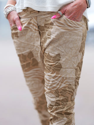 OFF#DLY Print Pant Lindsey camel, zeigt elegante, beige Hose mit Crinkle-Look und Silk-Touch, elastischem Bund, Bindeband, geeignet bis Größe 42, ideal für warme Tage.