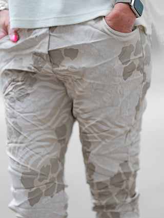 OFF#DLY Print Pant Lindsey vanilla: Moderne, ultraleichte Hose mit Crinkle-Look. Silk-Touch-Oberfläche in Beige-Grau, elastischer Bund mit Bindeband, vielseitig kombinierbar. Ideal für Frühling und Sommer.