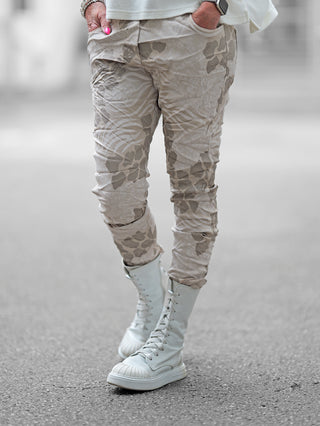 OFF#DLY Print Pant Lindsey vanilla in Crinkle-Optik, beige-grau, mit elastischem Bund und Bindeband, seidig-weicher Stoff, vielseitig kombinierbar, modisch-lässig, ideal für Alltag und Urlaub.