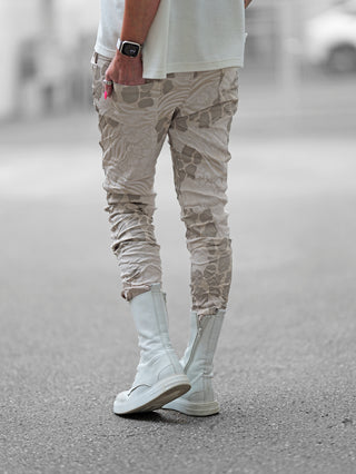 OFF#DLY Print Pant Lindsey vanilla: Beige-graue Hose mit Silk-Touch, Crinkle-Look, elastischem Bund und Bindeband. Ideal für Frühling und Sommer, bietet hohen Tragekomfort und Bewegungsfreiheit. Made in Italy.
