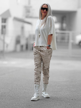 OFF#DLY Print Pant Lindsey vanilla: Beige-graue Hose mit Crinkle-Look und Silk-Touch-Oberfläche, elastischem Bund und Bindeband; vielseitig, modern und leicht, ideal für Frühling und Sommer.