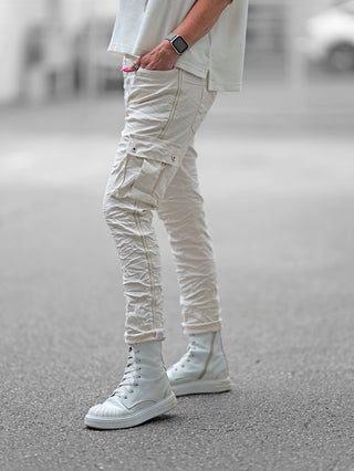 OFF#DLY Pant Corinna Cargo Vanilla: Modische Cargo-Hose in Vanilla mit charakteristischen Beintaschen, elastischem Bund und seitlichem Band mit Glitzer. Lässiger Crinkle-Look, perfekt für Alltag und City.