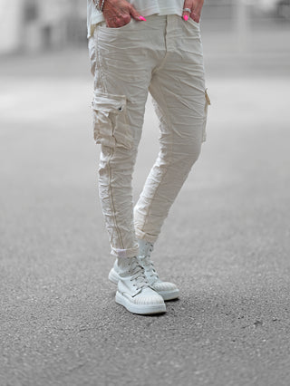OFF#DLY Pant Corinna Cargo Vanilla: Modische Cargohose mit Beintaschen, elastischem Bund und seitlichem Glitzerband. Leichter Crinkle-Look, ideal für jeden Alltagslook. Perfekt kombinierbar mit Sneakern oder Boots.