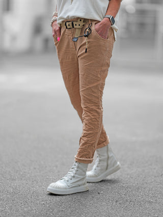OFF#DLY Pant Marisol caramel: Stylische Jogpant mit Crinkle-Effekt, breitem Canvas-Gürtel, abnehmbarem Karabiner, elastischem Bund und aufgesetzten Gesäßtaschen, ideal für lässige Looks bis Größe 42.