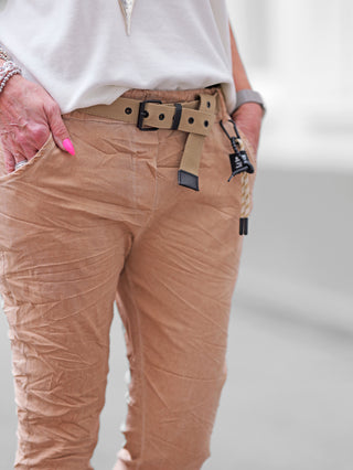 OFF#DLY Pant Marisol caramel: Jogpant mit Crinkle-Effekt, breitem Canvas-Gürtel und abnehmbarem Karabiner-Accessoire. Elastischer Bund, aufgesetzte Gesäßtaschen, dekorative Knöpfe. Urbaner, sportlich-lässiger Look.
