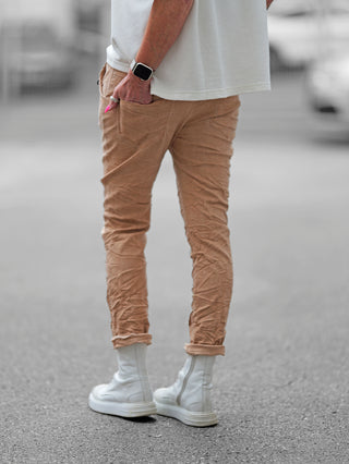 OFF#DLY Pant Marisol caramel: Jogpant mit Crinkle-Effekt, breitem Canvas-Gürtel und abnehmbarem Karabiner. Zwei Gesäßtaschen und dekorative Knöpfe vorne. Elastischer Bund, ideal bis Größe 42.