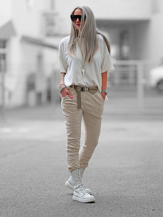 Lässige OFF#DLY Pant Lennox beige Jogpant mit sportlichem Gürtel und aufgesetzten Gesäßtaschen, in Einheitsgröße, ideal bis Größe 40, aus weichem Viskosemix für stilvolle, entspannte Looks.