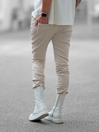 OFF#DLY Pant Lennox beige: Lässige beige Jogpant mit sportlichem Gürtel und Crinkle-Look, aus weichem Viskosemix, Einheitsgröße bis Größe 40, ideal für einen urbanen, entspannten Stil.