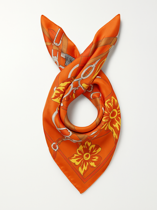 OFF#DLY Schal Fabia Orange: Gefaltetes, orangefarbenes Seidentuch mit gelben Blumen und Gürtelmotiven. Viereckig, drapiert mit hochstehenden Enden, für vielseitige Stylingmöglichkeiten.