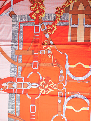OFF#DLY Schal Fabia Orange zeigt ein opulentes Muster aus Reitgurt- und Trensemotiven auf orange-rotem Hintergrund, ergänzt durch goldene und rote Blütenakzente, inspiriert von luxuriösen Designschals.