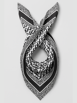 OFF#DLY Schal Nyx black/white: Eleganter Schal mit schwarz-weißem Monogramm-Muster und dekorativer Bordüre, gefertigt aus 70% Viskose und 30% Seide, 175 × 60 cm, vielseitig kombinierbar.