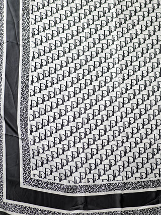 OFF#DLY Schal Nyx black/white, ein eleganter Schal mit Monogramm-Muster, gefertigt aus weichem Viskose-Seiden-Mix, ideal für vielseitige Stylings, Maße 175 × 60 cm.