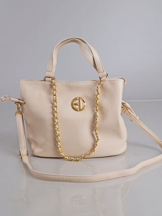 Enrico Coveri Shopper beige: Elegante Handtasche in zartem Beige mit goldener Kette, weichem Kunstleder-Finish und markantem EC-Logo, ideal für stilvolle Alltags- und Abendoutfits.